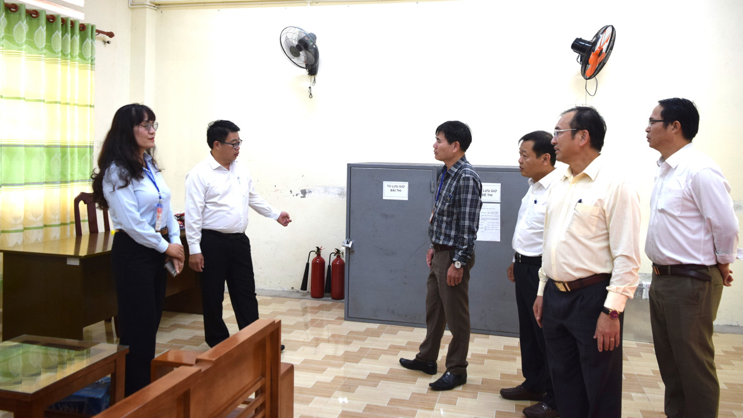 Đồng chí Nguyễn Ngọc Phúc - Phó Chủ tịch UBND tỉnh, kiểm tra công tác chuẩn bị kỳ thi tốt nghiệp THPT tại trường Trường THPT Phan Bội Châu (Di Linh)