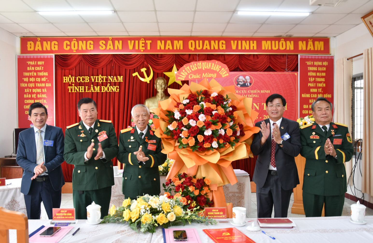 Đảng ủy Các cơ quan Đảng tỉnh tặng hoa chúc mừng Đại hội