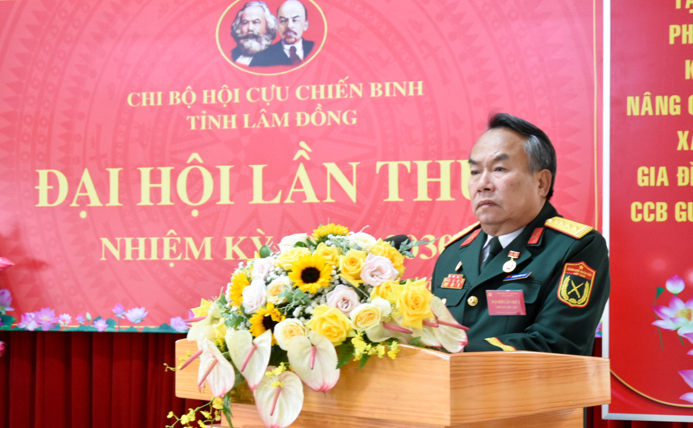 Đồng chí Dương Công Hiệp - Phó Bí thư Chi bộ, Phó Chủ tịch Hội CCB tỉnh trình bày báo cáo chính trị
