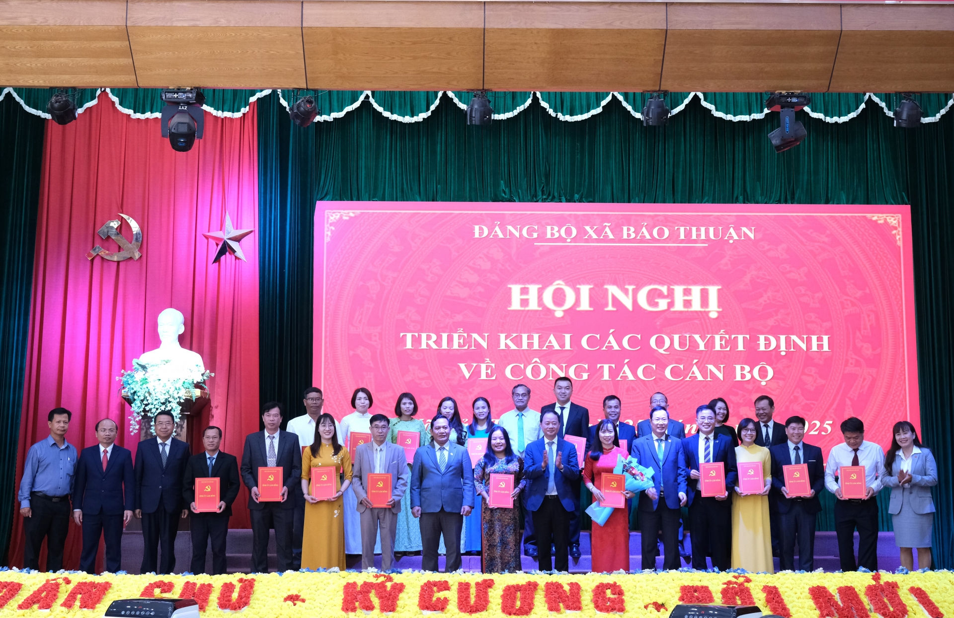 Ban Chấp hành Đảng bộ xã Bảo Thuận chụp hình lưu niệm với các đồng chí lãnh đạo tỉnh