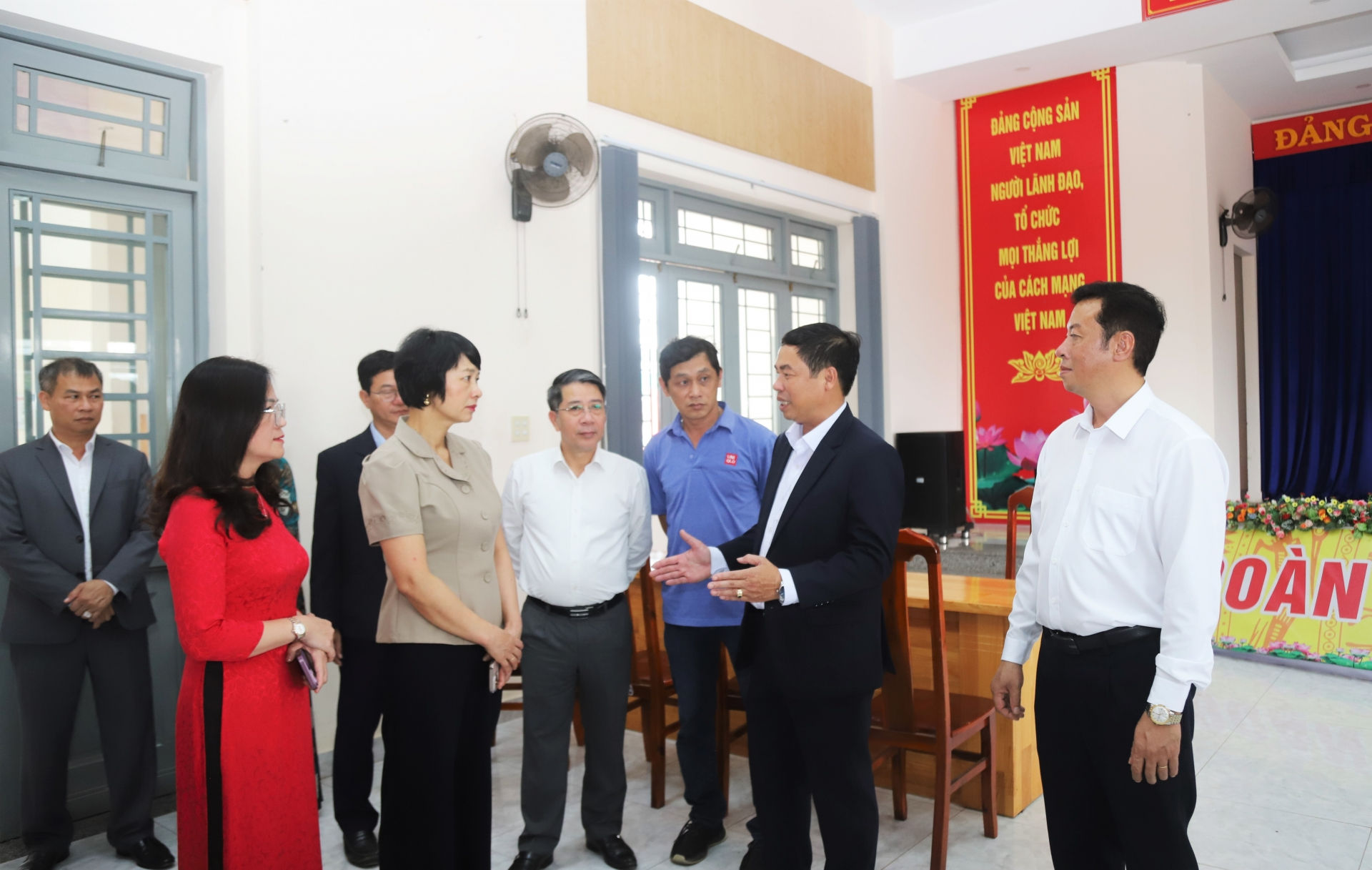 Đồng chí Phạm Thị Phúc - Phó Bí thư Tỉnh ủy, Chủ tịch HĐND tỉnh nghe báo cáo của lãnh đạo TP Bảo Lộc về công tác chuẩn bị các điều kiện để các phường mới đi vào hoạt động từ ngày 1/7