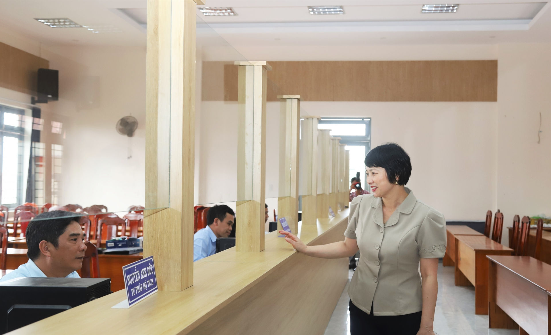Đồng chí Phạm Thị Phúc - Phó Bí thư Tỉnh ủy, Chủ tịch HĐND tỉnh kiểm tra tại khu vực Trung tâm hành chính công Phường 3 Bảo Lộc