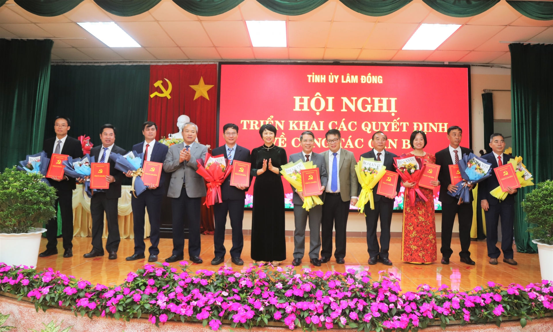 Đồng chí Phạm Thị Phúc - Phó Bí thư Tỉnh ủy, Chủ tịch HĐND tỉnh và các đồng chí lãnh đạo tỉnh trao Quyết định trao quyết định về công tác cán bộ cho Ban Thường vụ Đảng ủy Phường 1 Bảo Lộc