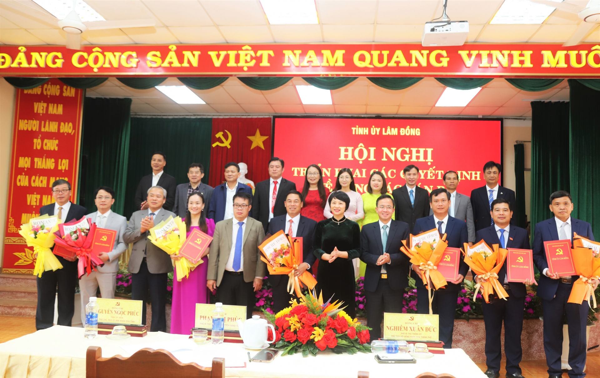 Đồng chí Phạm Thị Phúc - Phó Bí thư Tỉnh ủy, Chủ tịch HĐND tỉnh và các đồng chí lãnh đạo tỉnh trao Quyết định trao quyết định về công tác cán bộ cho Ban Thường vụ Đảng ủy Phường 2 Bảo Lộc