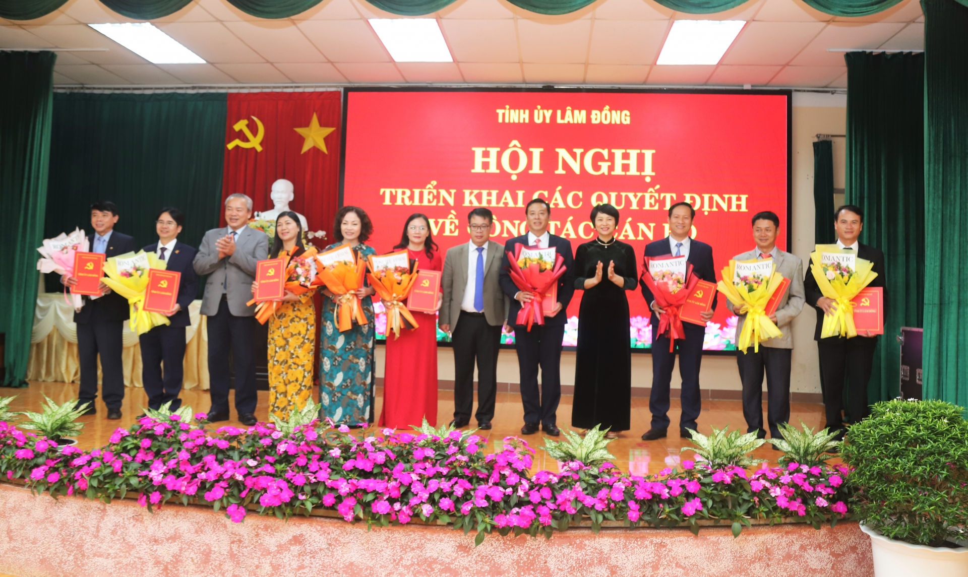 Đồng chí Phạm Thị Phúc - Phó Bí thư Tỉnh ủy, Chủ tịch HĐND tỉnh và các đồng chí lãnh đạo tỉnh trao Quyết định trao quyết định về công tác cán bộ cho Ban Thường vụ Đảng ủy Phường 3 Bảo Lộc