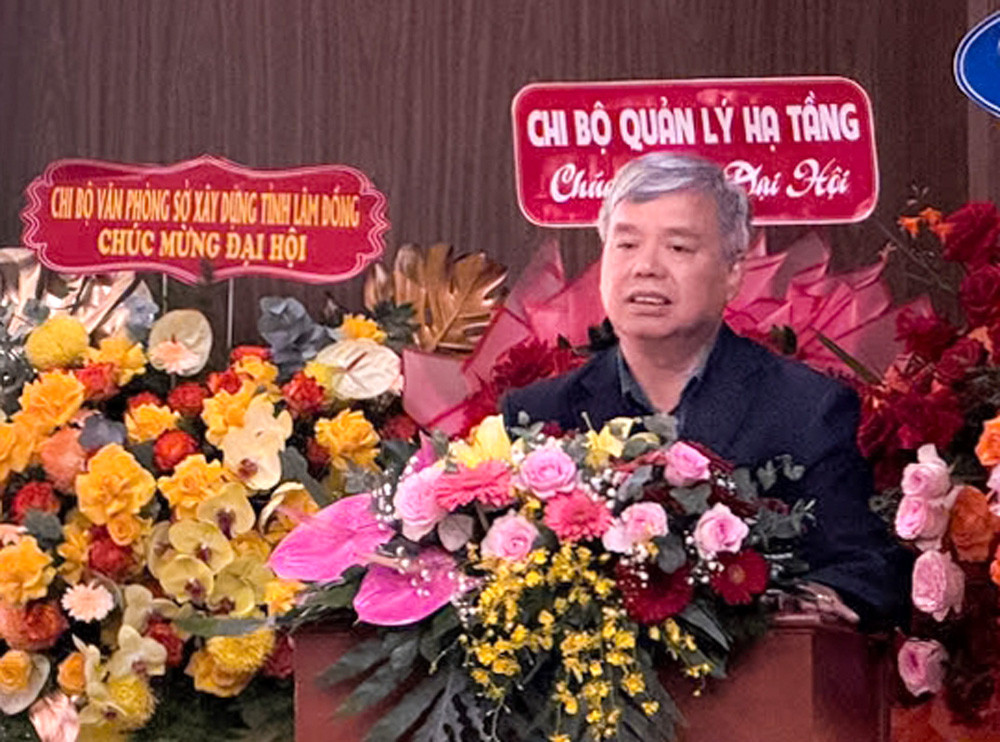 Đồng chí Nguyễn Văn Gia - Bí thư Đảng ủy, Giám đốc Sở Xây dựng phát biểu tại Đại hội