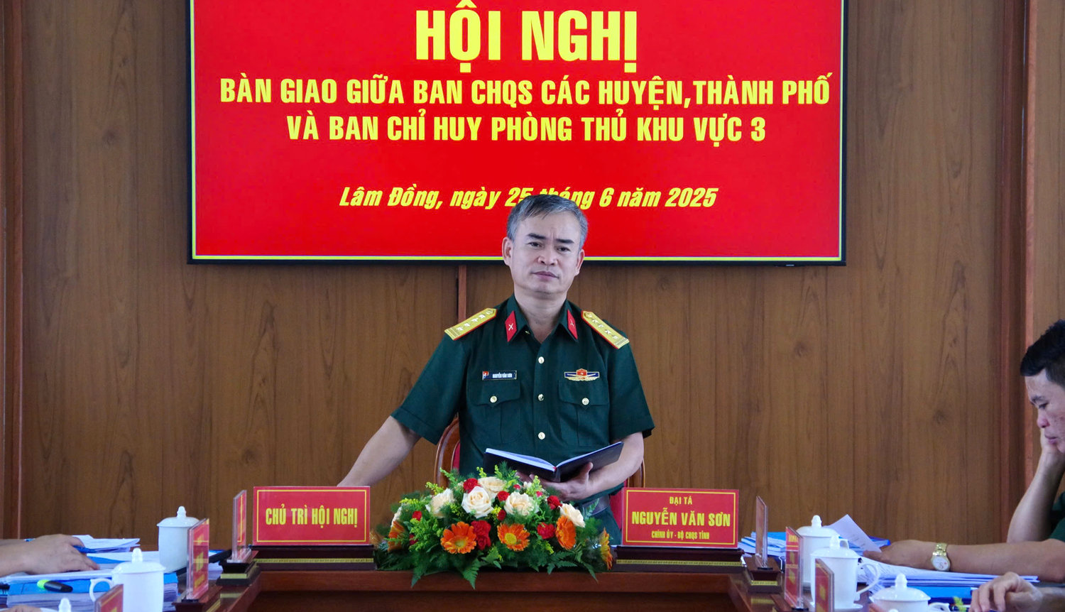 Đại tá Nguyễn Văn Sơn - Chính uỷ Bộ CHQS tỉnh chủ trì buổi làm việc tại Ban Chỉ huy phòng thủ khu vực 3 đặt tại huyện Bảo Lâm