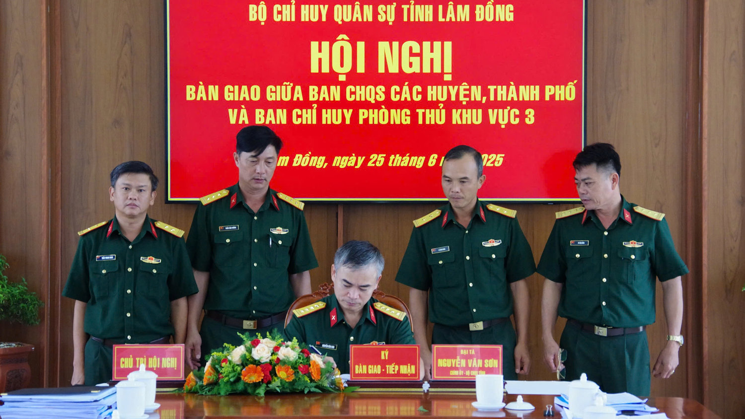 Đại tá Nguyễn Văn Sơn - Chính uỷ Bộ CHQS tỉnh chứng giám ký kết bàn giao của Ban CHQS các địa phương về Ban Chỉ huy phòng thủ khu vực 3