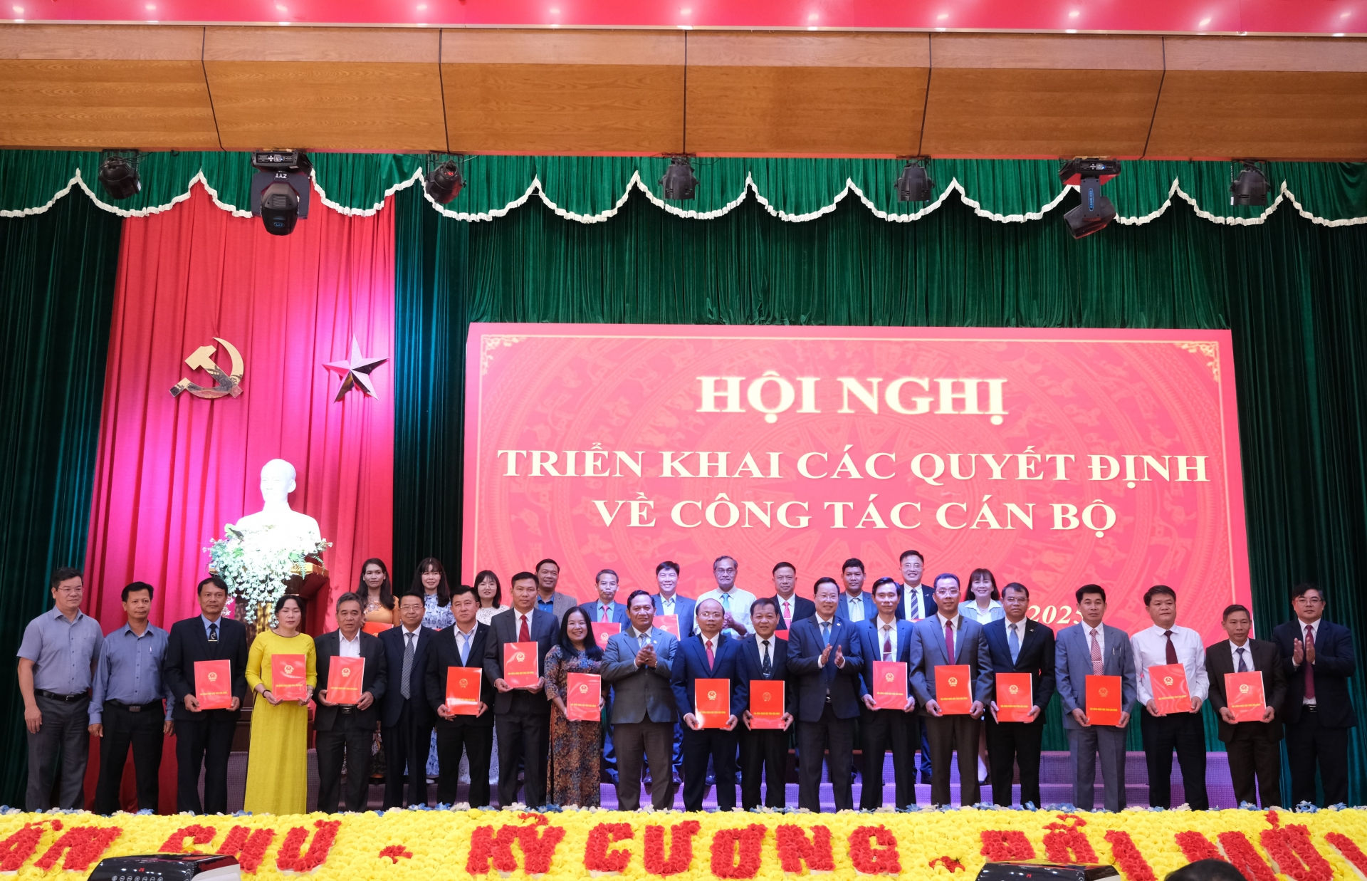 Đồng chí Đa Cát Vinh - Phó Chủ tịch HĐND tỉnh triển khai các Nghị quyết của Thường trực HĐND tỉnh về công tác cán bộ đối với chức danh Chủ tịch HĐND tại các xã