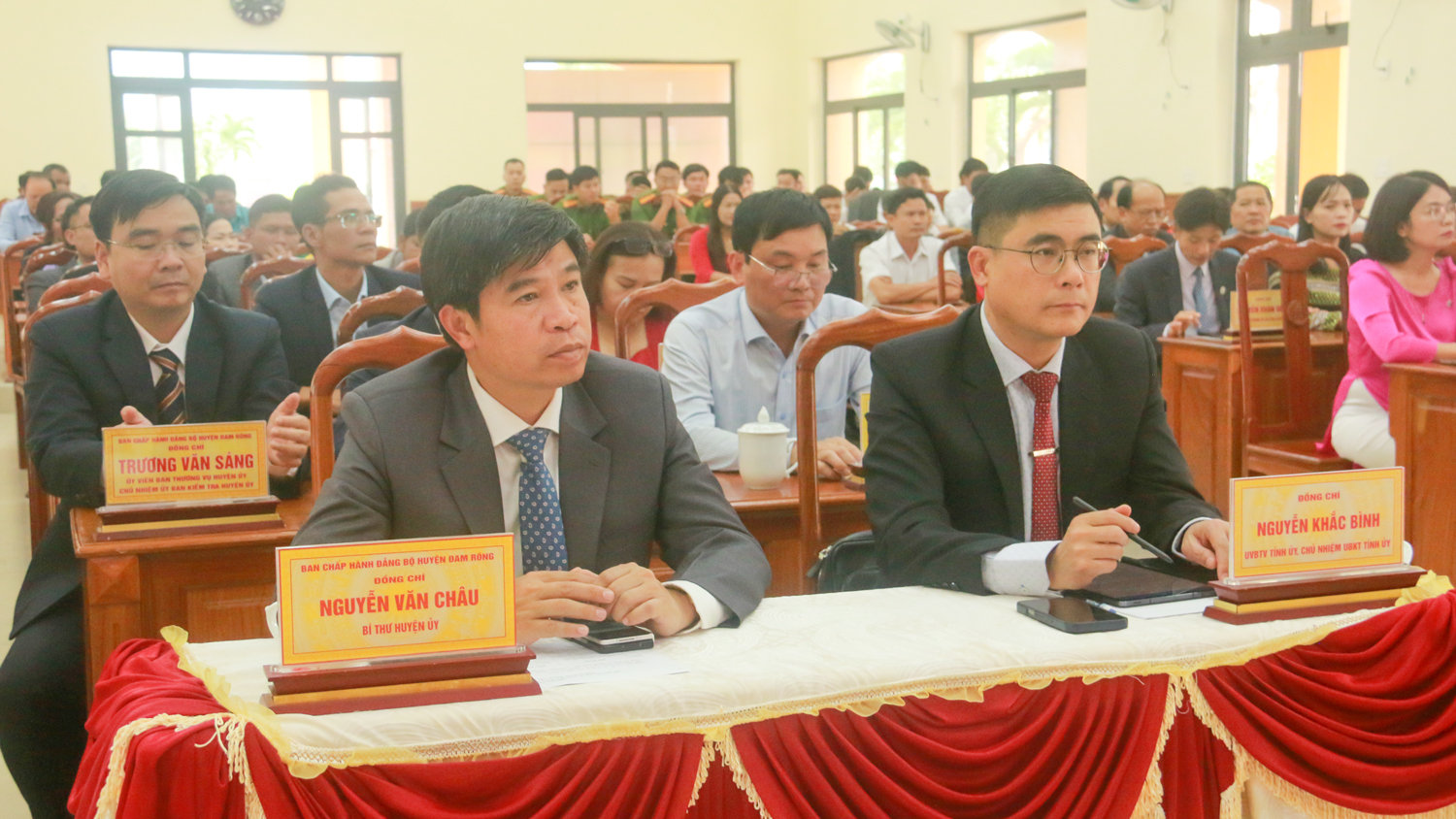 Đồng chí Nguyễn Khắc Bình – Uỷ viên Ban Thường vụ, Chủ nhiệm Ủy ban Kiểm tra Tỉnh uỷ cùng đại diện lãnh đạo các sở, ban ngành của tỉnh và lãnh đạo huyện Đam Rông tham dự hội nghị