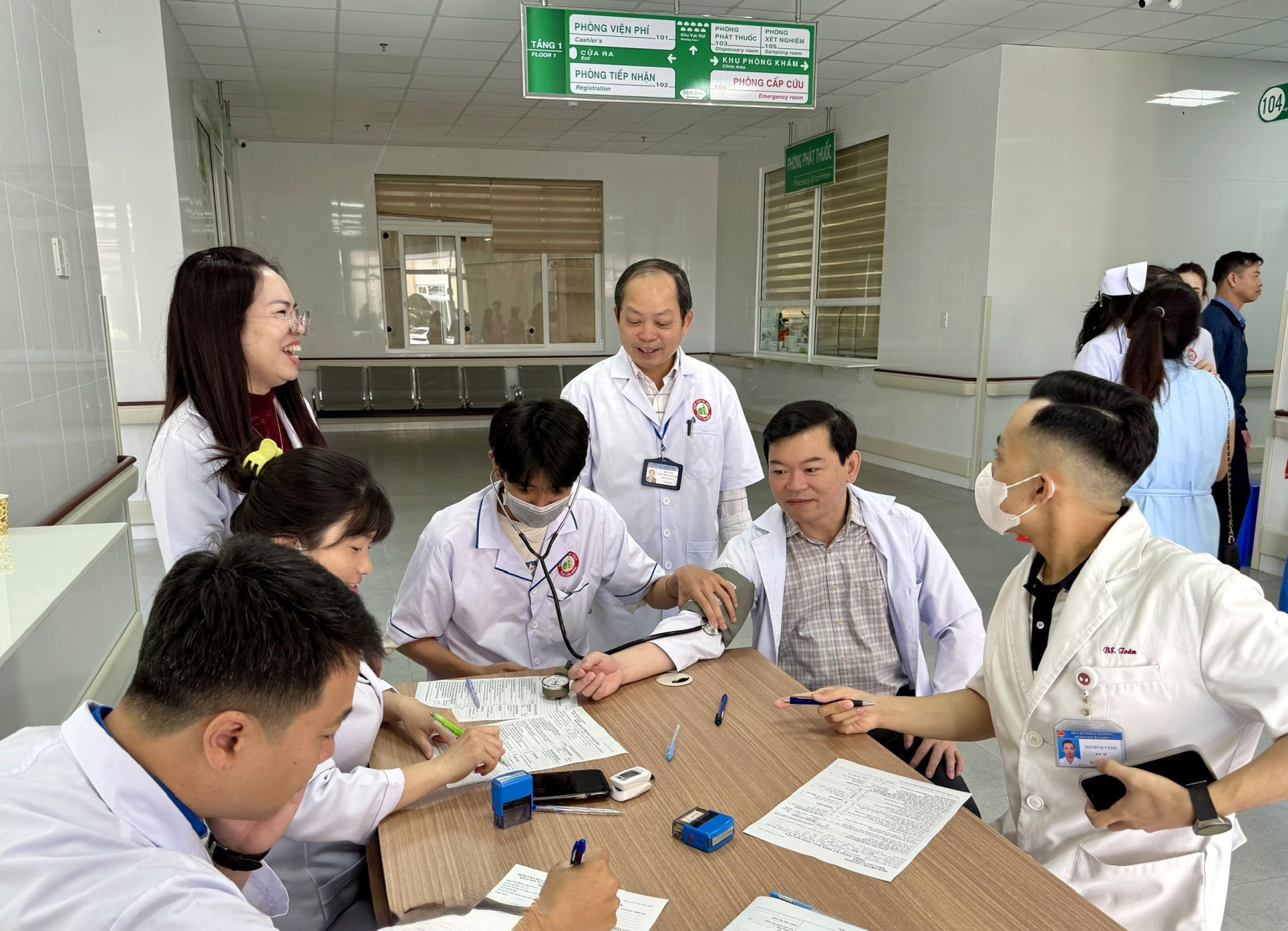 Bác sĩ Nguyễn Kỳ Sơn -Trưởng khoa Hồi sức tích cực -chống độc tham gia hiến máu