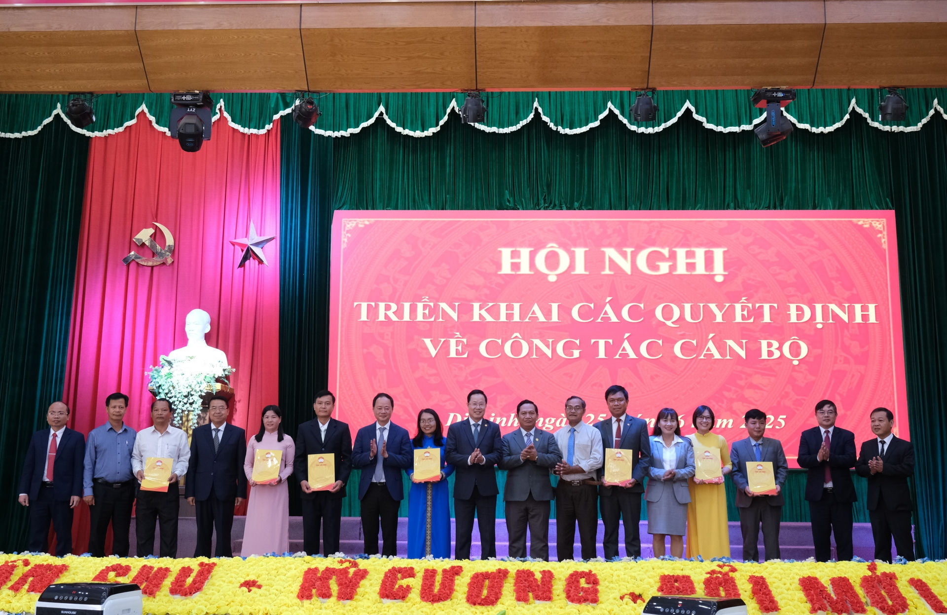 Đồng chí Đường Anh Ngữ - Phó Chủ tịch Thường trực Ủy ban MTTQ Việt Nam tỉnh Lâm Đồng trao các quyết định về công tác cán bộ đối với chức danh Chủ tịch Ủy ban MTTQ các xã