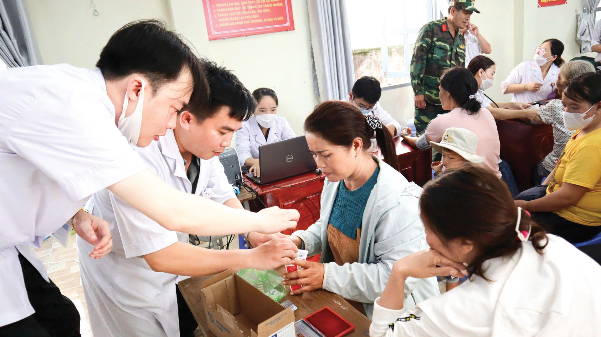 Đức Trọng ra quân đợt dân vận tập trung tại thôn KRèn, xã Hiệp An.(Trong ảnh: Khám, phát thuốc miễn phí cho người dân thôn KRèn)