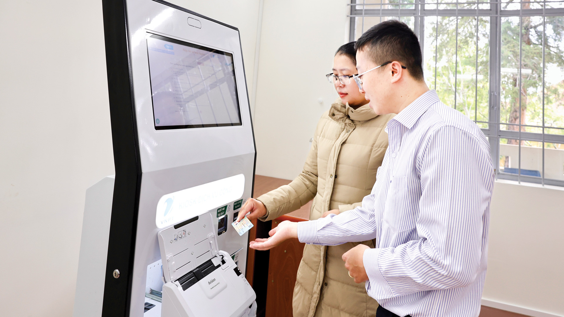Người dân đến làm thủ tục hành chính công trên KIOSK DVCTĐtại phường Xuân Hương - Đà Lạt sáng 23/6