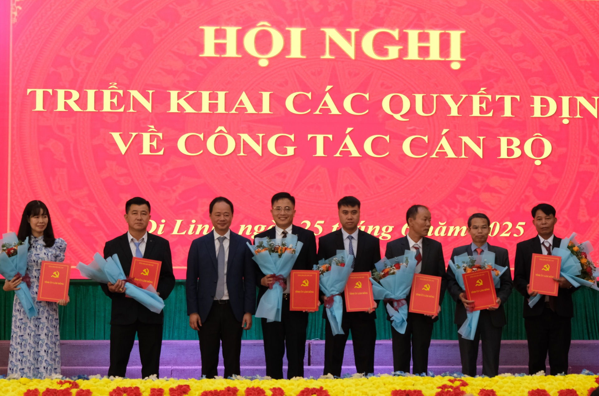 Đồng chí Trần Hồng Thái - Phó Bí thư Tỉnh ủy, Chủ tịch UBND tỉnh Lâm Đồng trao quyết định về công tác cán bộ đối với chức danh Chủ nhiệm Ủy ban Kiểm tra Đảng ủy tại các xã