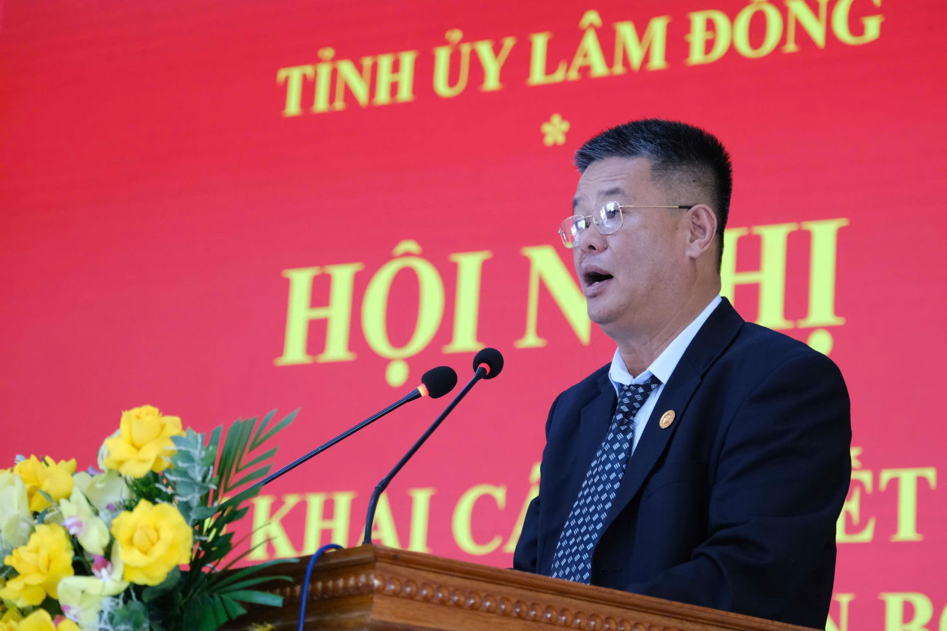 Đồng chí Trương Quốc Khánh - Trưởng Ban tổ chức Huyện uỷ Lâm Hà công bố các quyết định