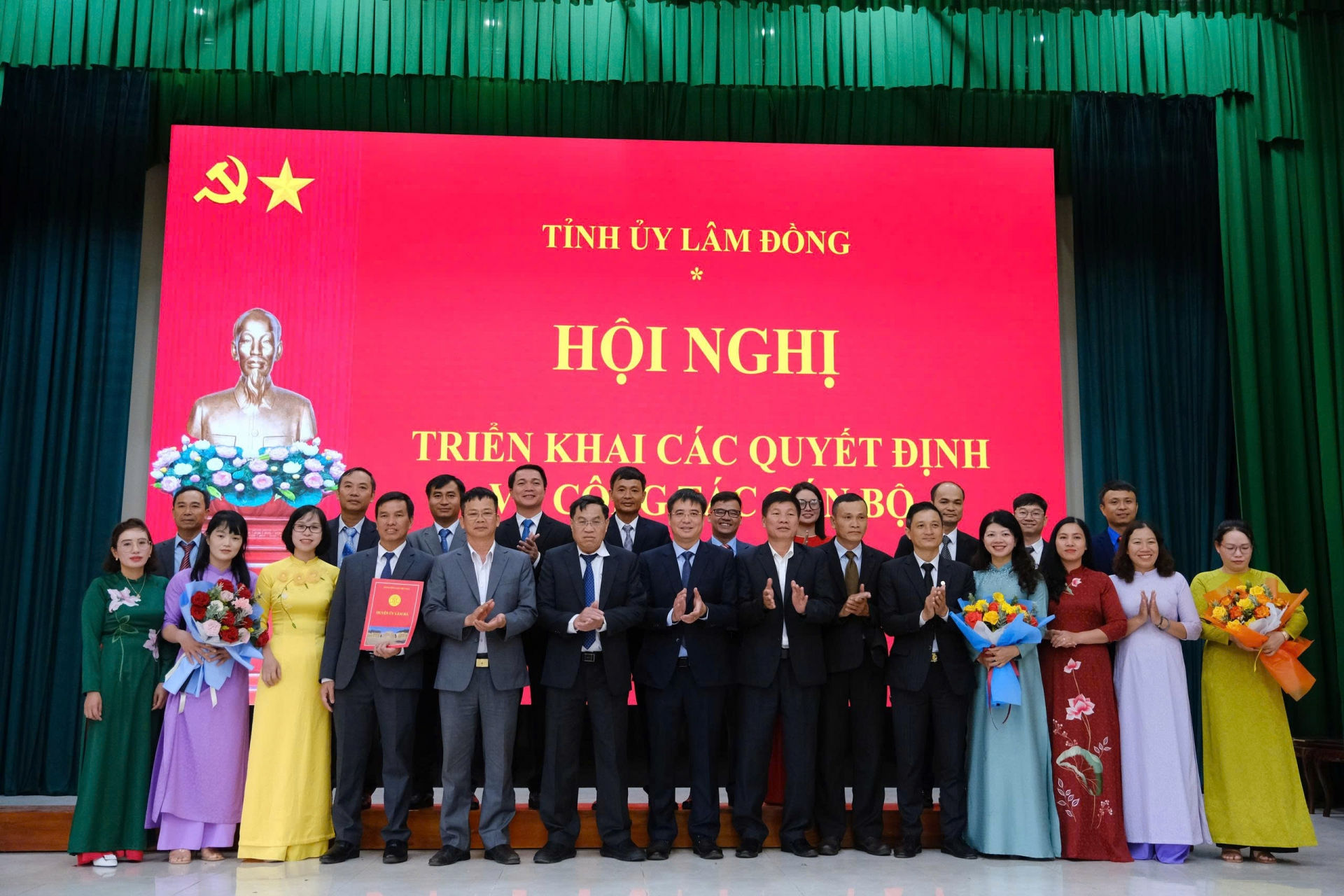 Trao quyết định của Ban Thường vụ Tỉnh uỷ cho Ban Thường vụ Đảng uỷ xã Đinh Văn Lâm HàĐồng chí Võ Ngọc Hiệp - Uỷ viên Ban Thường vụ Tỉnh uỷ, Phó Chủ tịch UBND tỉnh trao quyết định về công tác cán bộ xã Tân Hà Lâm Hà