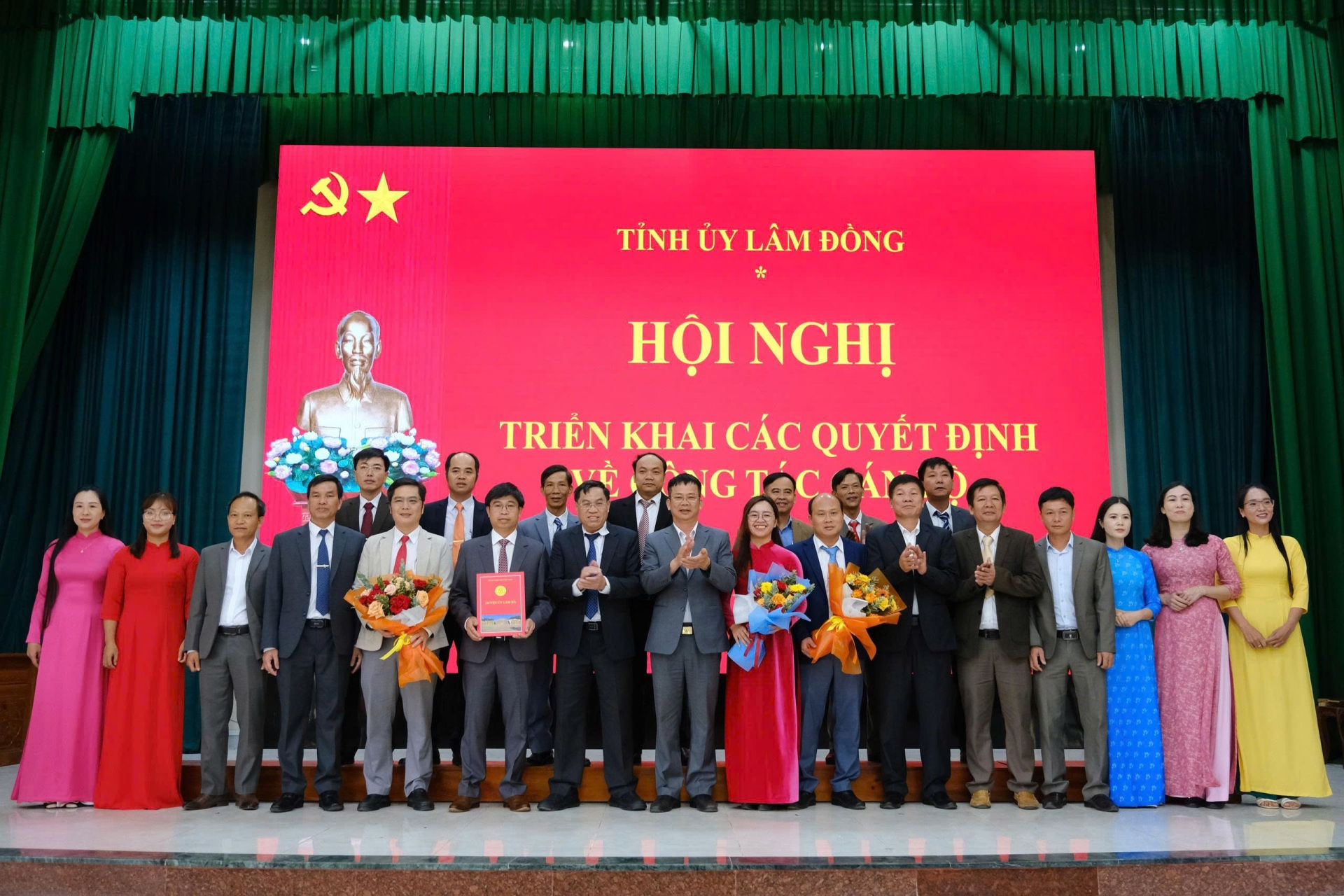 Đồng chí Võ Ngọc Hiệp - Uỷ viên Ban Thường vụ Tỉnh uỷ, Phó Chủ tịch UBND tỉnh trao quyết định về công tác cán bộ xã Phú Sơn Lâm Hà