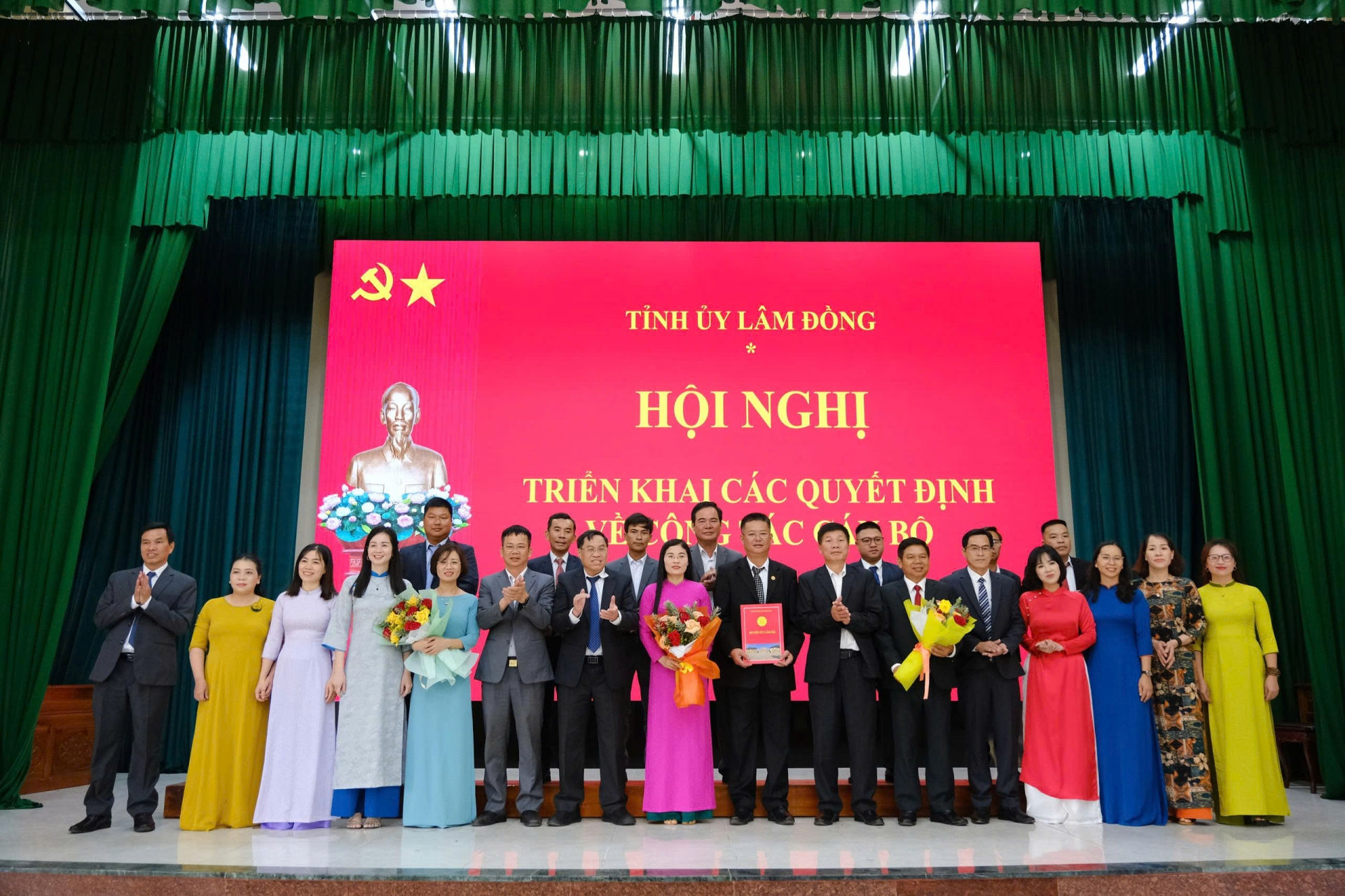 Đồng chí Võ Ngọc Hiệp - Uỷ viên Ban Thường vụ Tỉnh uỷ, Phó Chủ tịch UBND tỉnh trao quyết định về công tác cán bộ xã Nam Ban Lâm Hà