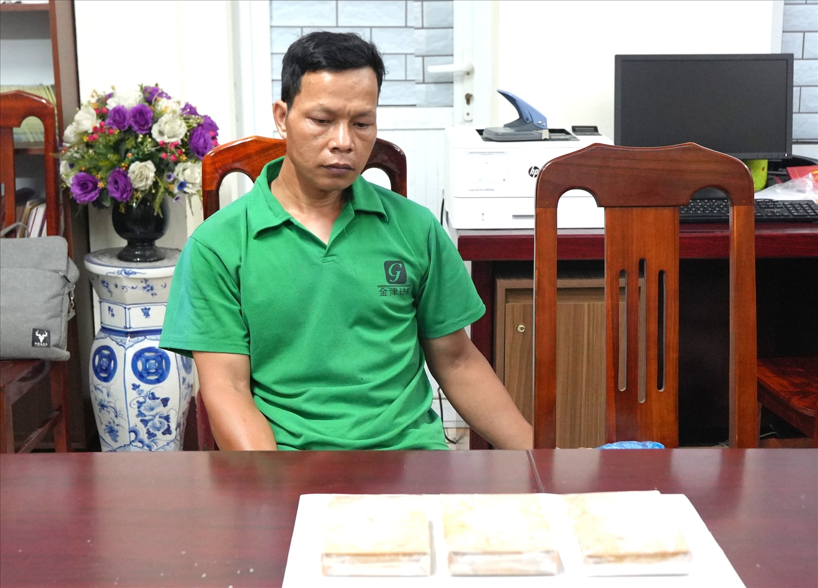 Đối tượng Lưu Văn Ánh cùng tang vật.
