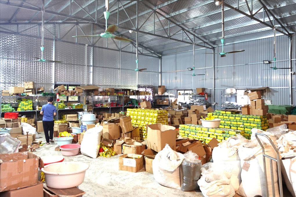 Cơ quan Công an khám xét cơ sở sản xuất chè của Đinh Văn Vương tại huyện Yên Khánh, tỉnh Ninh Bình.