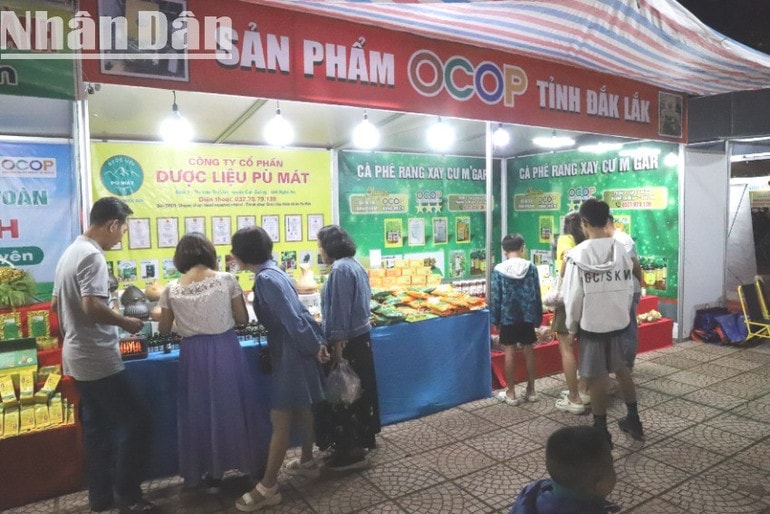 Các gian hàng tại ngày hội trưng bày, giới thiệu sản phẩm hàng hóa phục vụ gia đình, sản phẩm nông nghiệp, đặc sản chất lượng cao, sản phẩm thủ công mỹ nghệ, các sản phẩm OCOP của các vùng miền. img-0675-394.jpg
