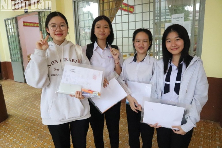 Các thí sinh ở thành phố Buôn Ma Thuột đến làm thủ tục dự thi với sự tự tin và phấn khởi. img-0559-5530.jpg