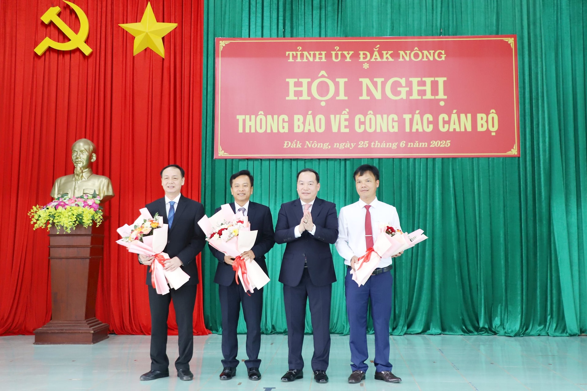 Phó Bí thư Tỉnh ủy Hồ Xuân Trường tặng hoa chúc mừng Thường trực Đảng ủy xã Krông Nô gồm: Bí thư Đảng ủy xã Ngô Xuân Hà (bên trái) và 2 Phó Bí thư