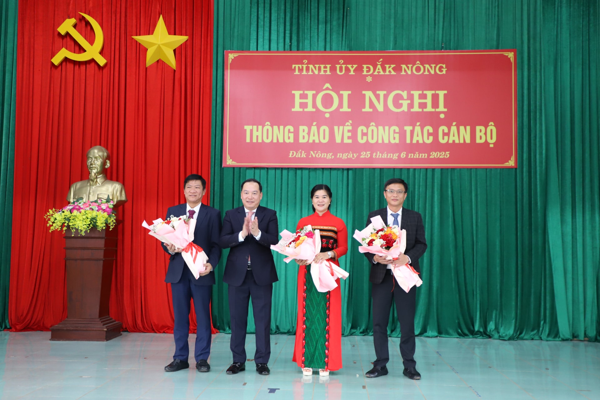 Phó Bí thư Tỉnh ủy Hồ Xuân Trường tặng hoa chúc mừng Thường trực Đảng ủy xã Nam Đà