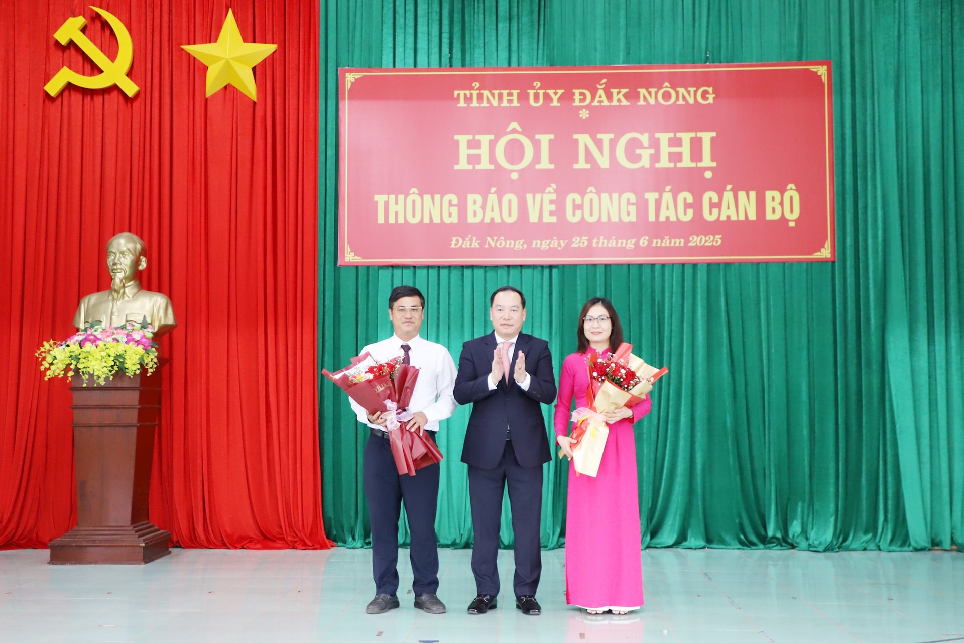 Phó Bí thư Tỉnh ủy Hồ Xuân Trường tặng hoa chúc mừng các đồng chí Thường trực Đảng ủy xã Nâm Nung mới