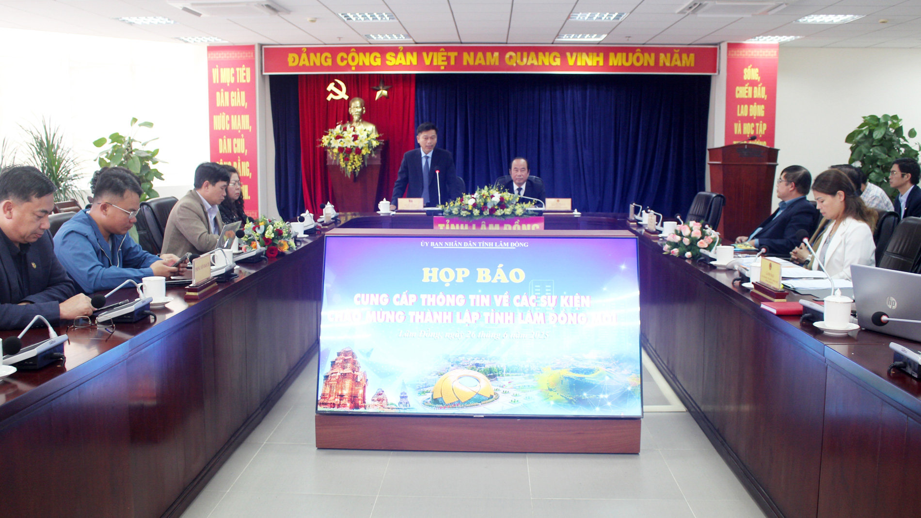 Chủ trì cuộc họp