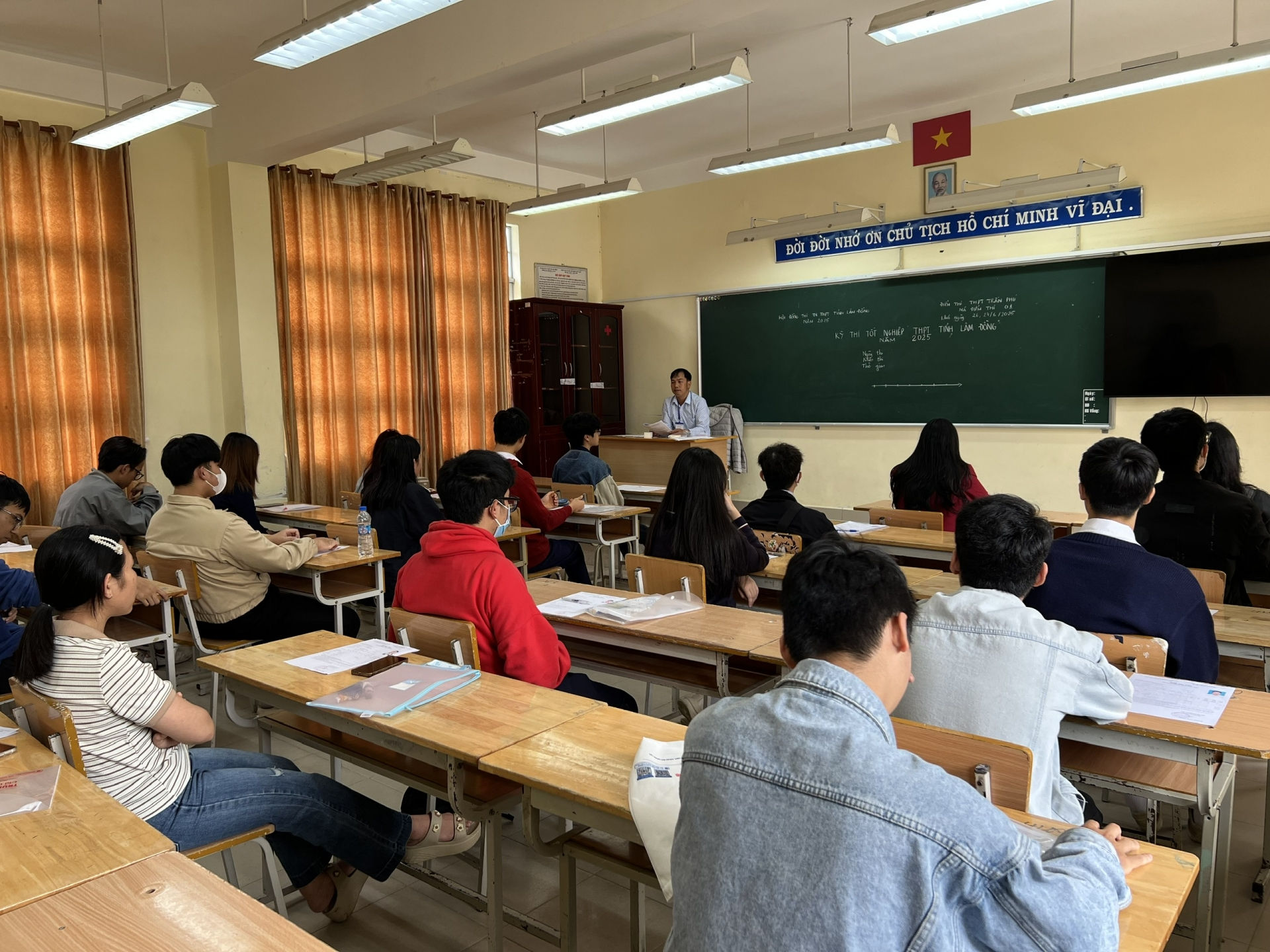 Các TS tại điểm thi Trường THPT Trần Phú trước giờ làm bài môn Ngữ văn.