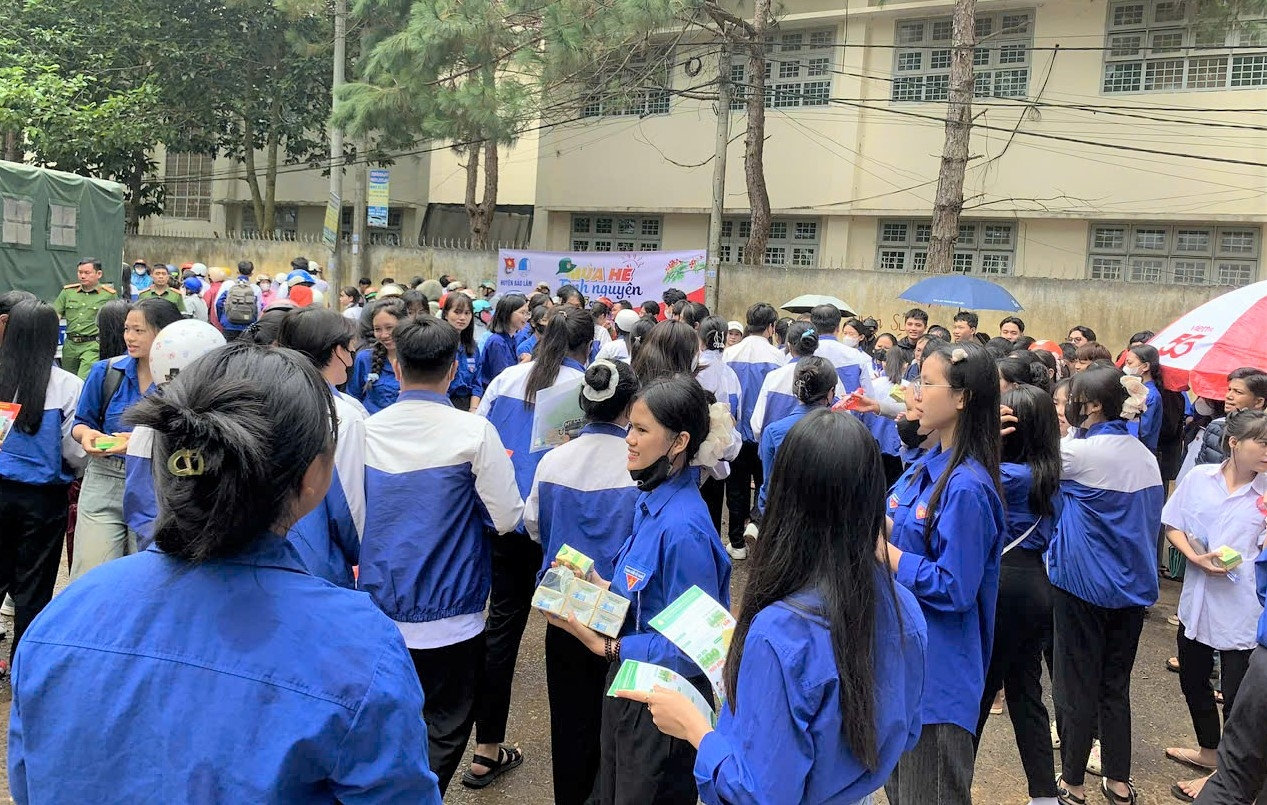 Thanh niên tình nguyện phát tặng sữa hộp miễn phí cho thí sinh