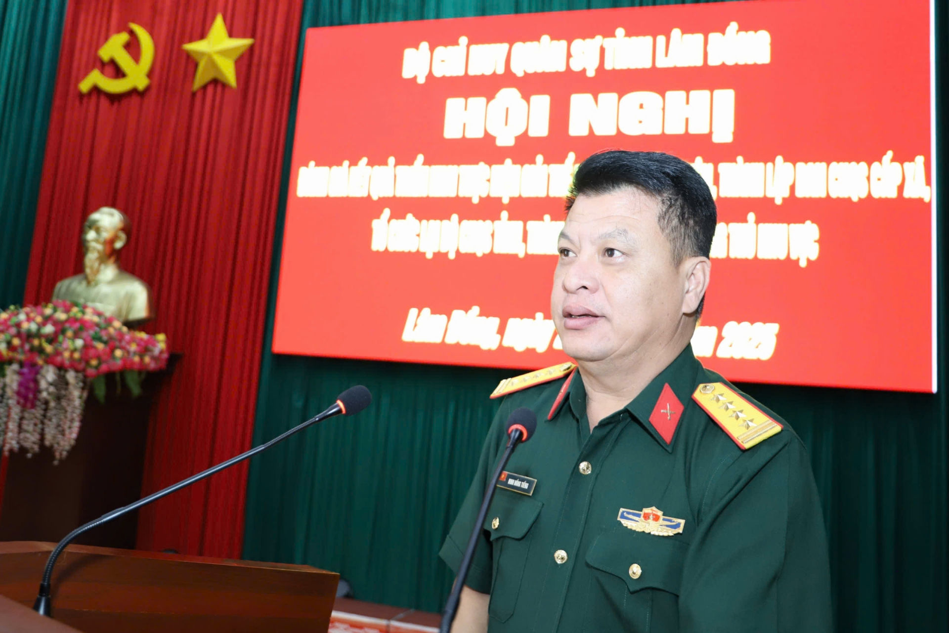 Đại tá Đinh Hồng Tiếng - Chỉ huy trưởng Bộ CHQS tỉnh Lâm Đồng phát biểu tại Hội nghị