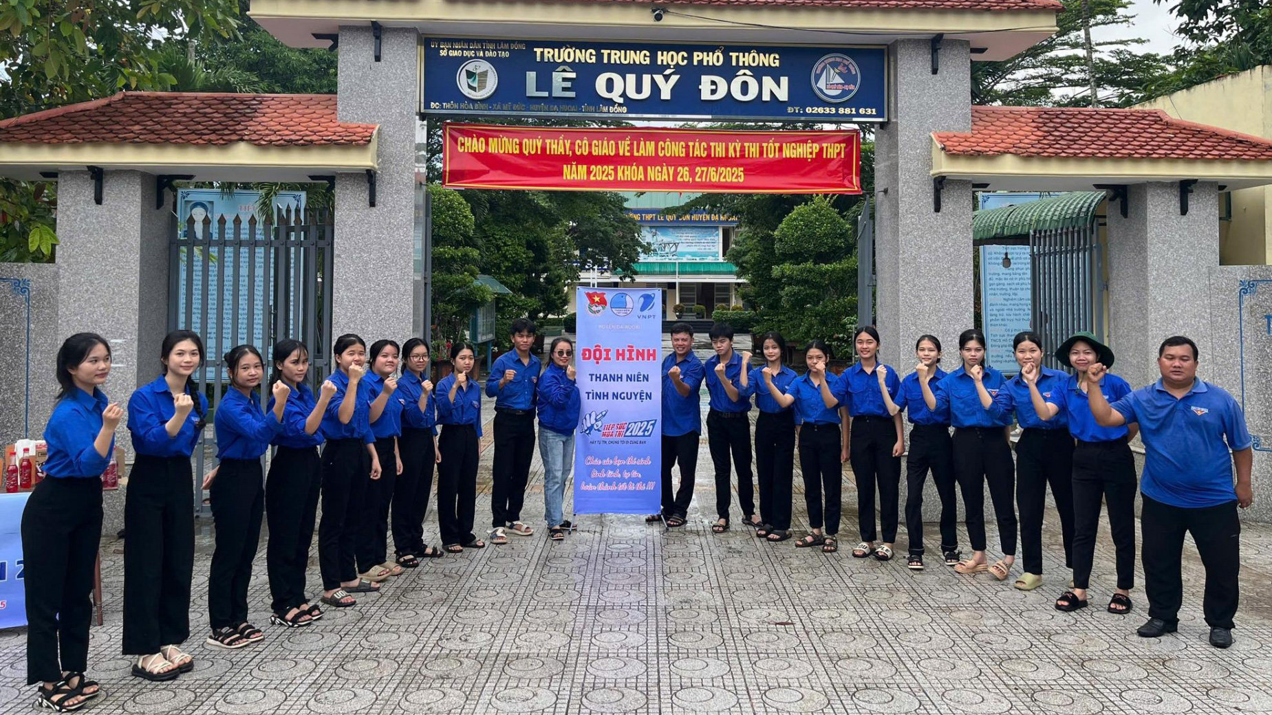 Hơn 100 tình nguyện viên của các đội tình nguyện tiếp sức mùa thi huyện Đạ Huoai đã có mặt từ rất sớm trong ngày 26/6 để hỗ trợ các thí sinh