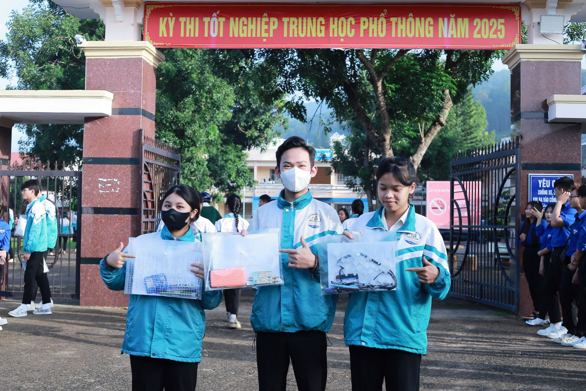 Sáng 26/6, học sinh huyện Lâm Hà đã có mặt từ rất sớm để tham dự môn thi đầu tiên