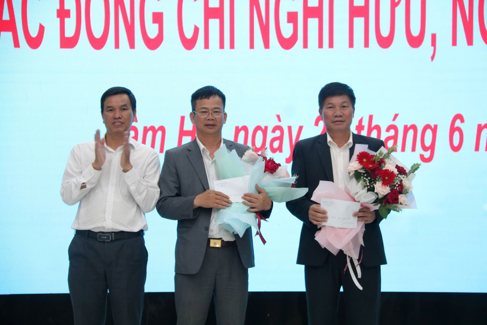 Đồng chí Nguyễn Văn Dậu - Chủ tịch UBND huyện Lâm Hà tặng hoa chia tay các đồng chí lãnh đạo huyện Lâm Hà nghỉ hưu trước tuổi