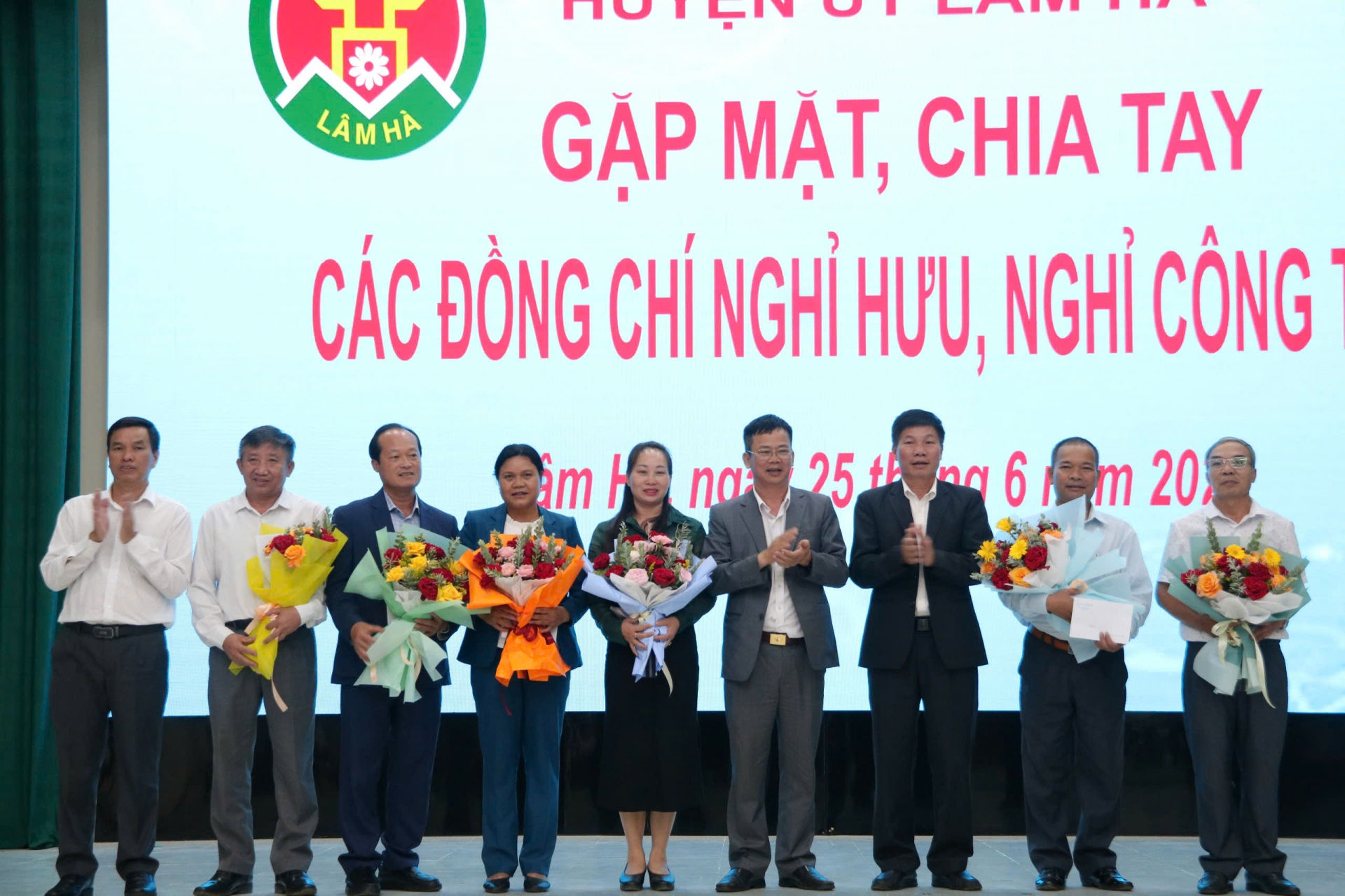 Tặng hoa chia tay các đồng chí nghỉ hưu trước tuổi