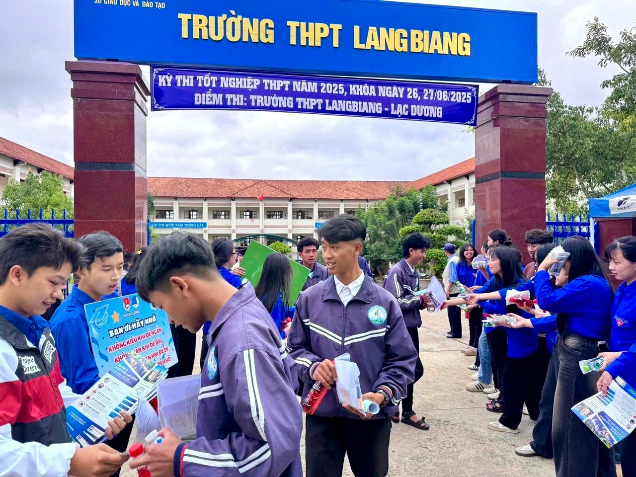 Các tình nguyện viên phát nước uống miễn phí cho thí sinh