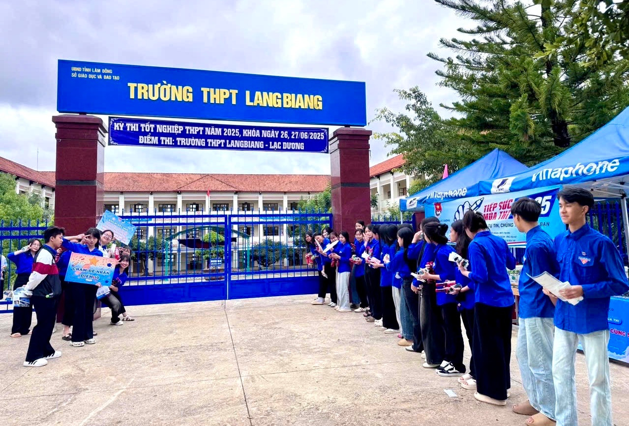 Đội hình Tiếp sức mùa thi của tuổi trẻ Lac Dương tại điểm thi Trường THPT Lang Biang