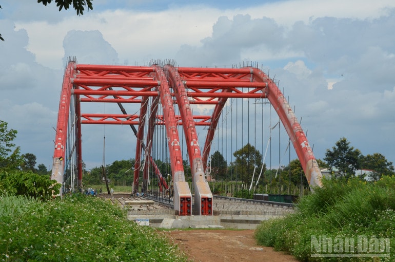 Công trình trọng điểm, động lực được nhà thầu đẩy nhanh tiến độ thi công hạng mục trọng yếu, góp phần tăng vốn giải ngân trong 6 tháng đầu năm 2025. ndo_br_dsc-0061.jpg