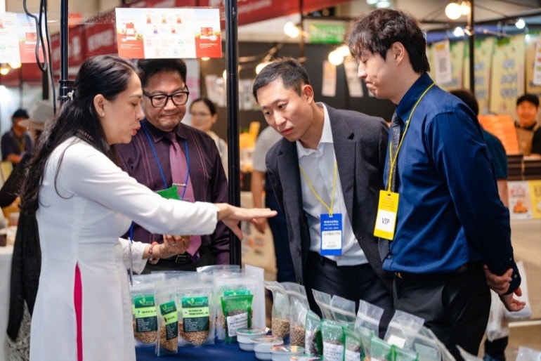 Simexco Daklak giới thiệu các dòng cà-phê nhân xanh Fine Robusta từ Đắk Lắk với người tiêu dùng Hàn Quốc tại triển lãm. img-0839-9891.jpg