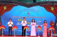 Lãnh đạo tỉnh Đắk Nông và các đại biểu tham dự thực hiện nghi thức Khai mạc Ngày hội Sách và Văn hóa đọc tỉnh Đắk Nông năm 2025.