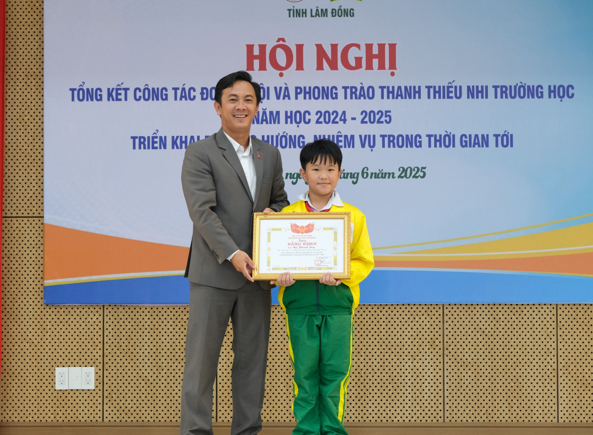 Em Bùi Khánh Duy - Học sinh lớp 5A, trường TH Trưng Vương, thành phố Đà Lạtđạt giải thưởng tại Cuộc thi Sưu tập và tìm hiểu tem bưu chính năm 2025 với chủ đề “50 năm Giải phóng miền Nam thống nhất đất nước qua con tem bưu chính”.