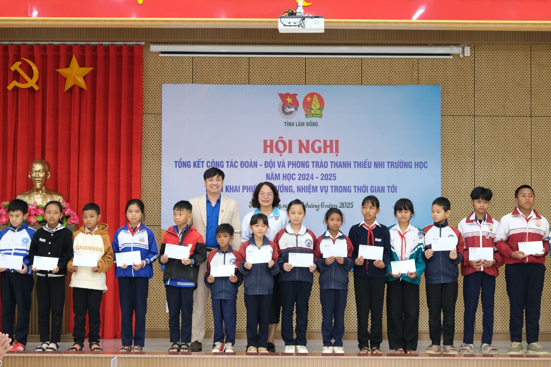 Trao tặng học bổng Vừ A Dính cho các em học sinh có hoàn cảnh khó khăn trên địa bàn tỉnh