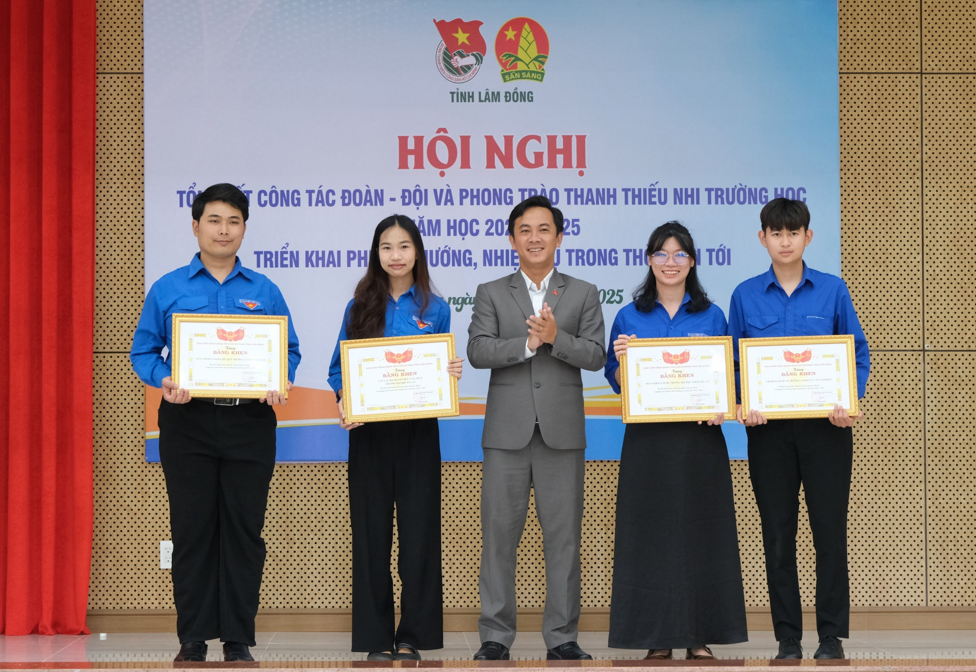 Tặng Bằng khen cho các tập thể, cá nhân đạt thành tích xuất sắc công tác Đoàn và phong trào thanh niên trường học khối trường Đại học, Cao đẳng
