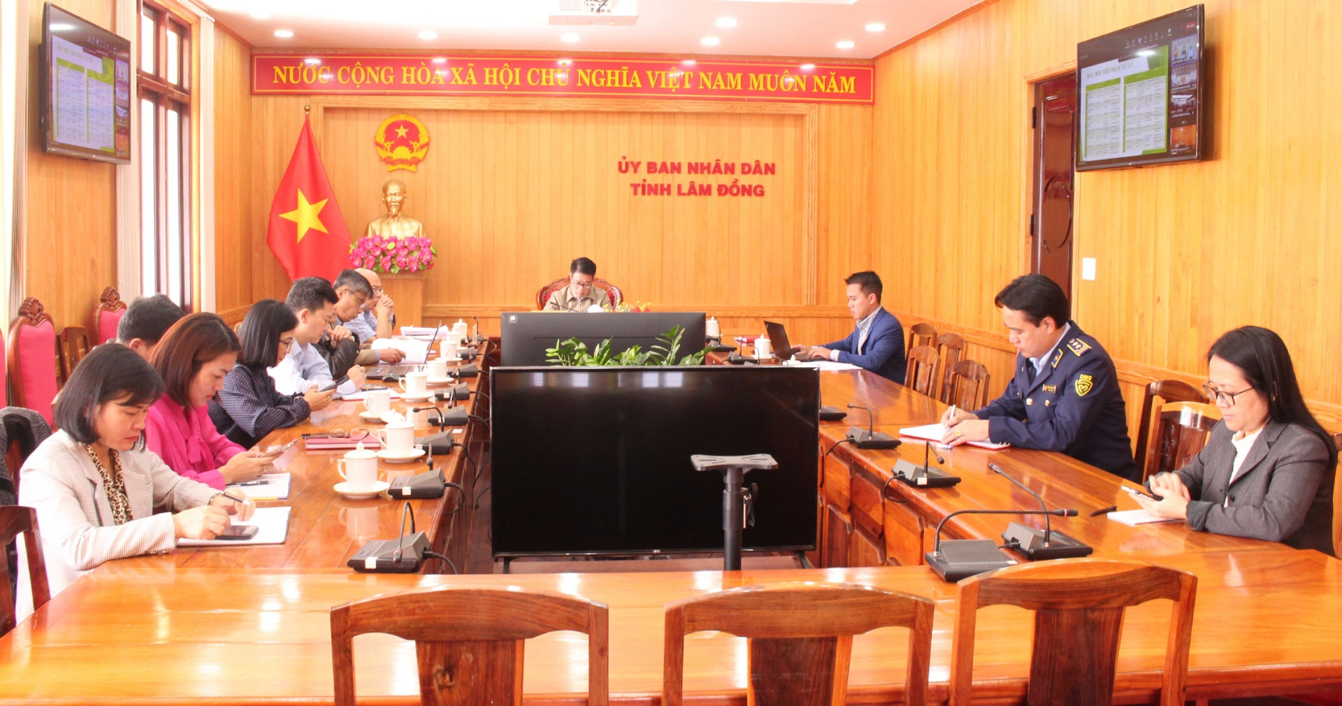 Phó Chủ tịch UBND tỉnh Lâm Đồng Nguyễn Ngọc Phúc và đại diện lãnh đạo các sở, ngành, đơn vị liên quan dự Hội nghị trực tuyến tại điểm cầu Lâm Đồng