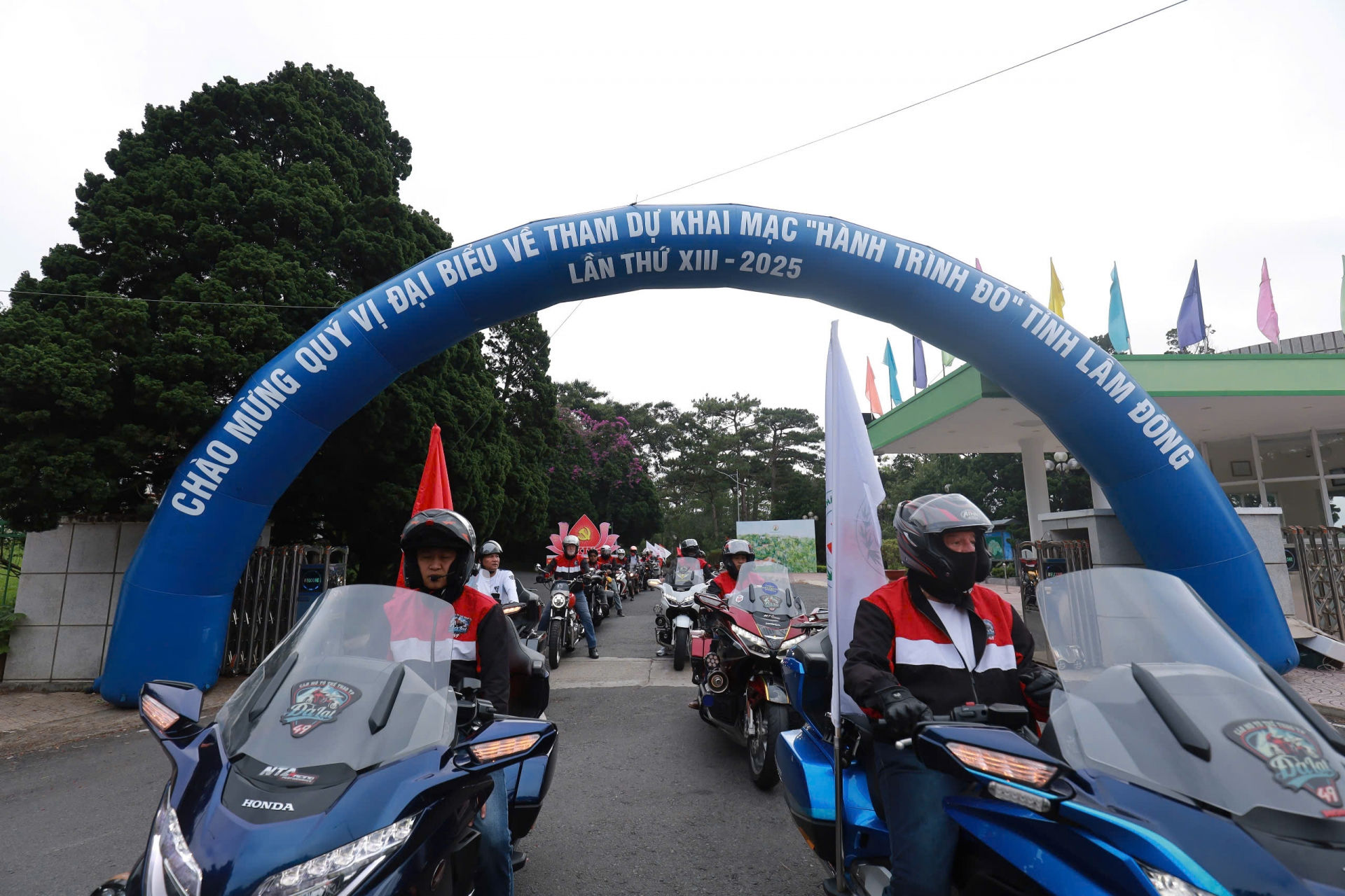 Đoàn xe qua cổng Trường Đại học Đà Lạt