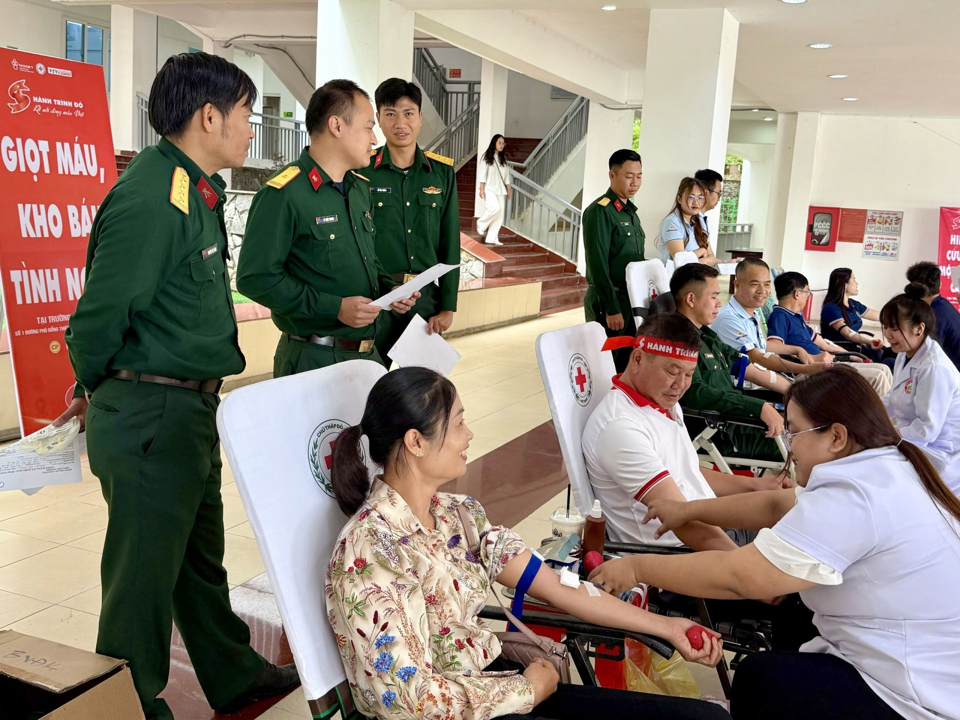 Các chiến sĩ cũng tham gia hiến máu tình nguyện