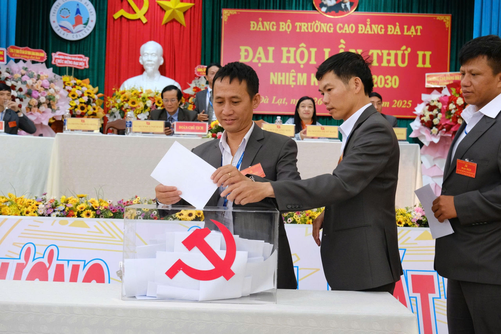 Các đồng chí tiến hành bỏ phiếu tại Đại hội